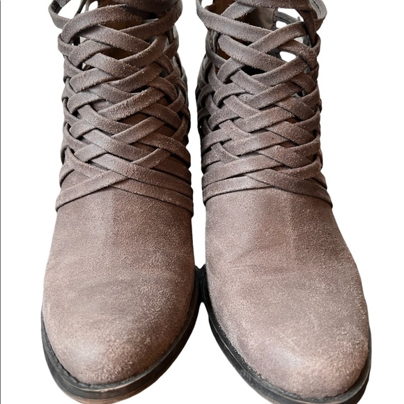 Fergalicious 💋 heeled booties, taupe. Size 8.5 - Picture 2 of 6